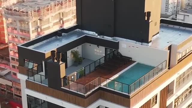 Rooftop com piscina gravado com drone